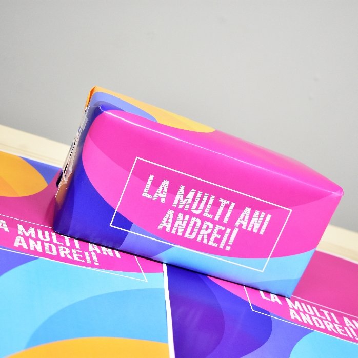 Individuell gestaltetes Geschenkpapier – farbenfrohes abstraktes Motiv