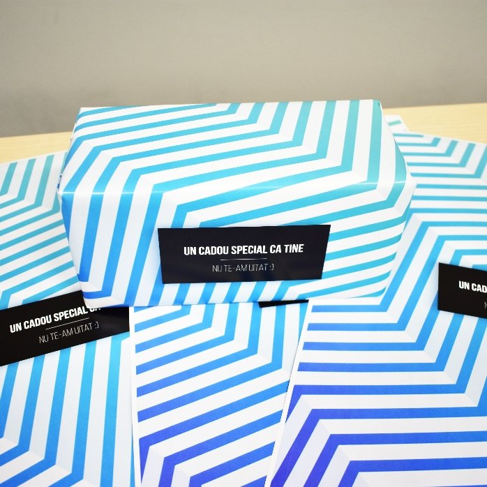 Individuell gestaltetes Geschenkpapier – Motiv „Blue Gradient“ mit Text in schwarzem Rahmen