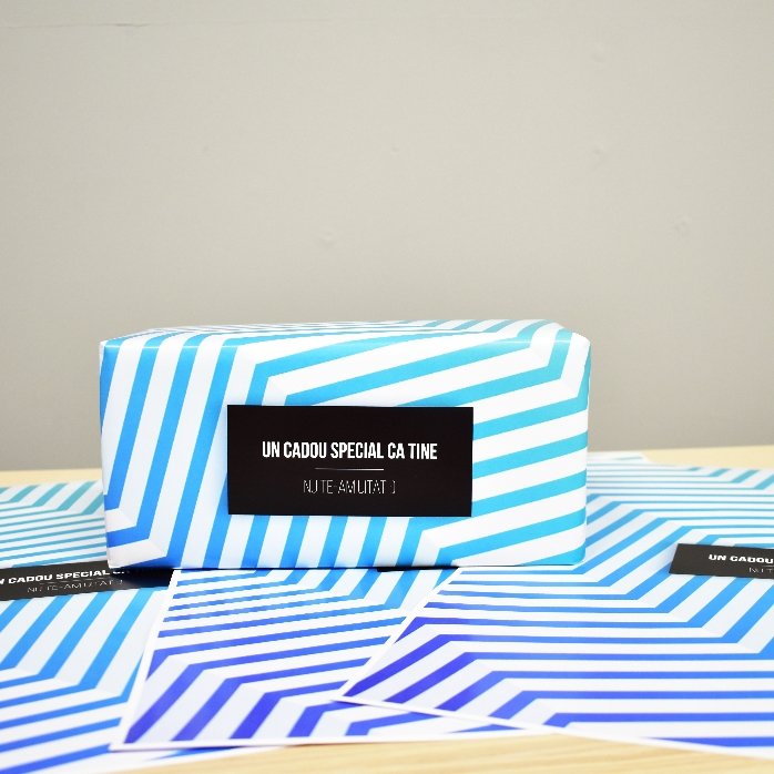 Individuell gestaltetes Geschenkpapier – Motiv „Blue Gradient“ mit Text in schwarzem Rahmen