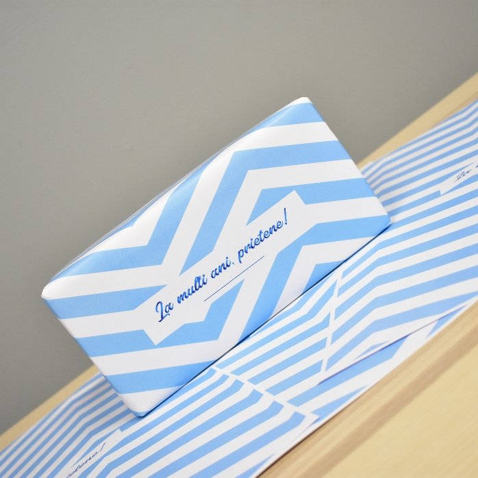 Individuell gestaltetes Geschenkpapier – Motiv „Blue Stripes“ mit Text in einem Rahmen