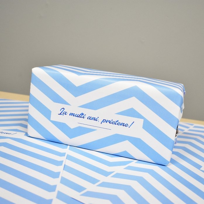Individuell gestaltetes Geschenkpapier – Motiv „Blue Stripes“ mit Text in einem Rahmen