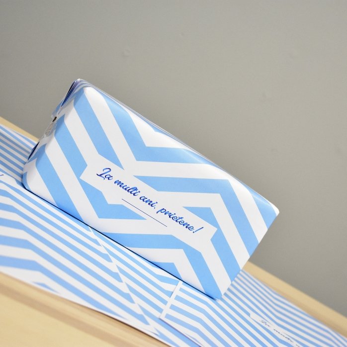 Individuell gestaltetes Geschenkpapier – Motiv „Blue Stripes“ mit Text in einem Rahmen