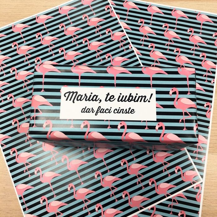 Individuell gestaltetes Geschenkpapier – Flamingo-Motiv mit Text in einem Rahmen