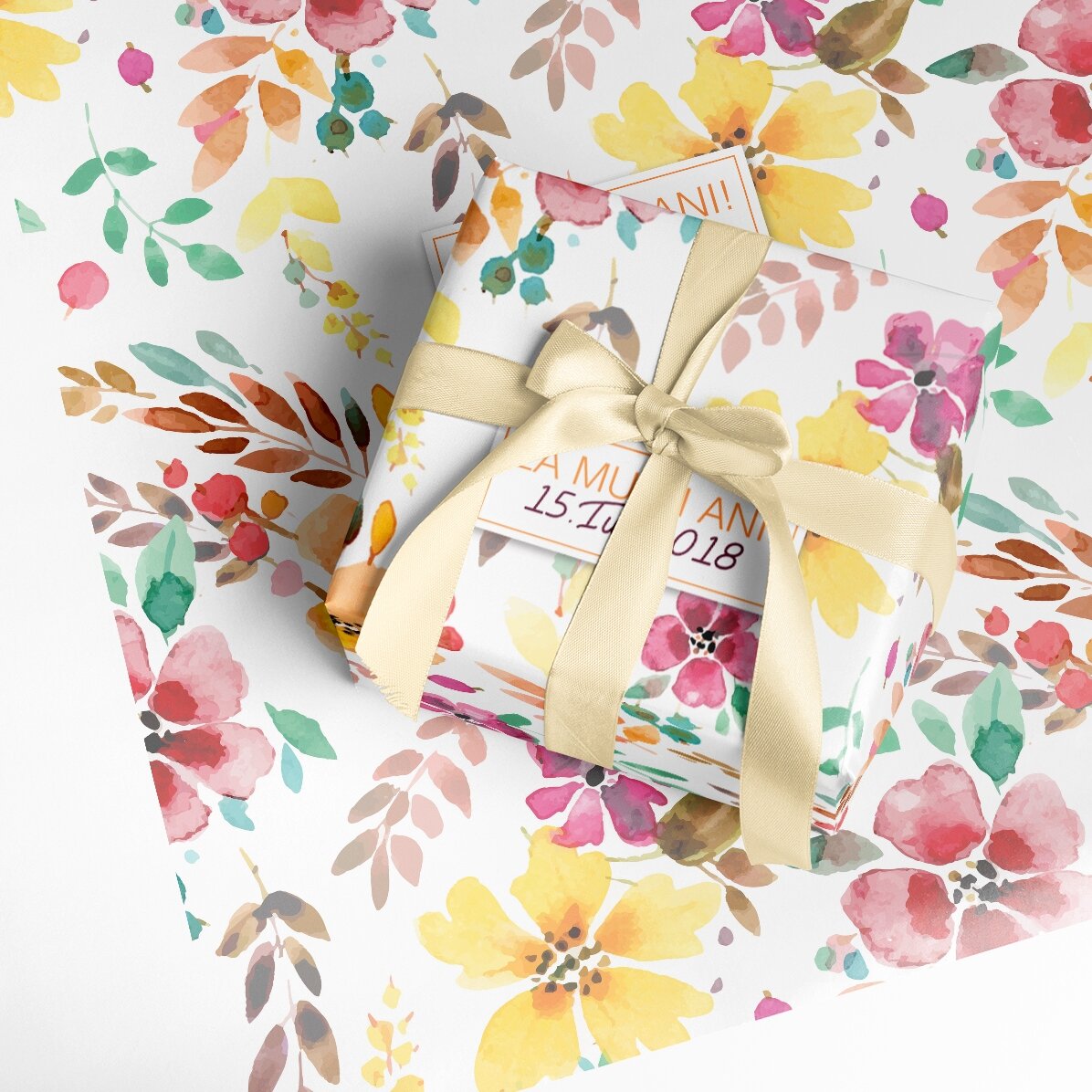 Individuell gestaltetes Geschenkpapier – Blumenmuster mit Text in einem Rahmen