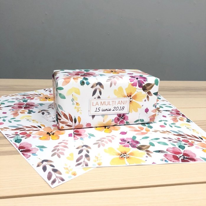 Individuell gestaltetes Geschenkpapier – Blumenmuster mit Text in einem Rahmen