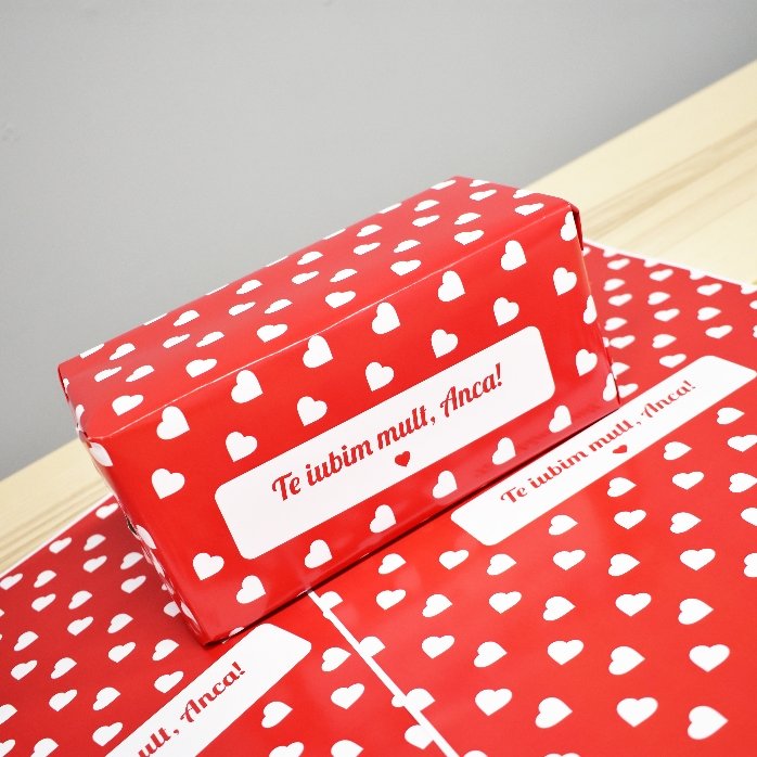Individuell gestaltetes Geschenkpapier – Herzchen-Motiv