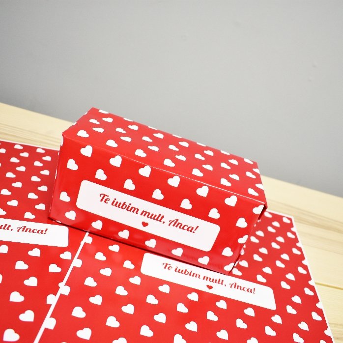 Individuell gestaltetes Geschenkpapier – Herzchen-Motiv
