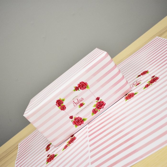 Individuell gestaltetes Geschenkpapier – Rosenmuster