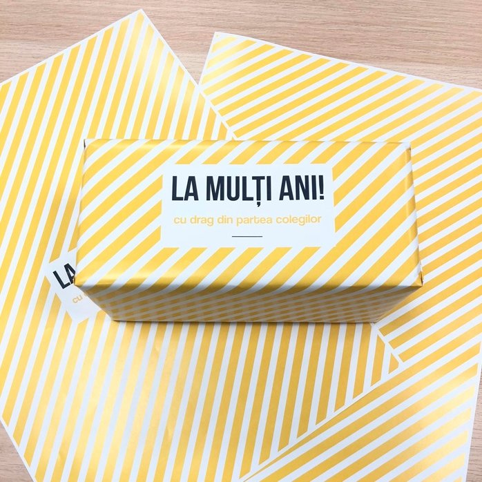 Individuell gestaltetes Geschenkpapier – Motiv „Yellow Stripes“ mit Text in einem Rahmen