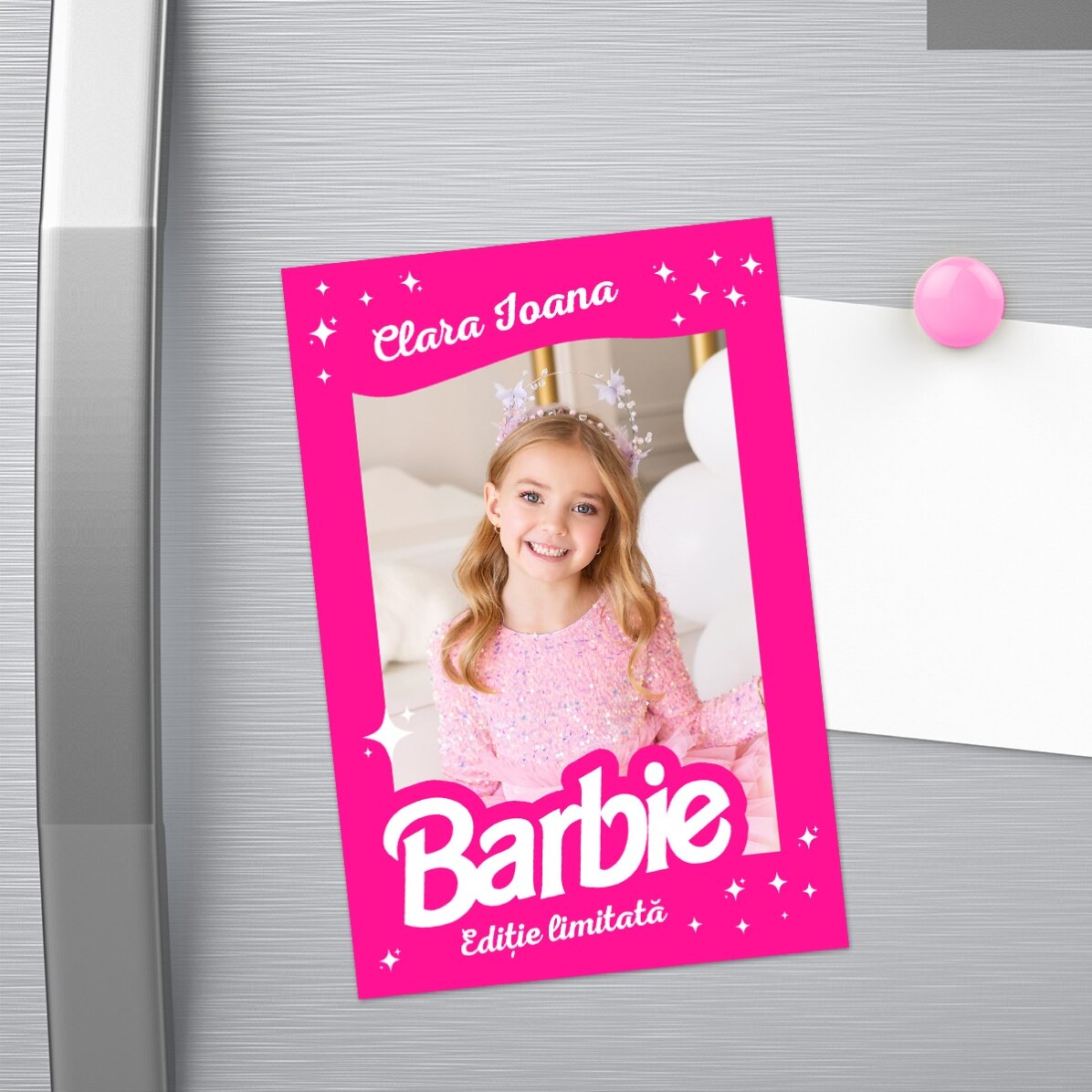 Individuell gestalteter Magnet (10 x 15 cm) mit Foto und Text – Barbie