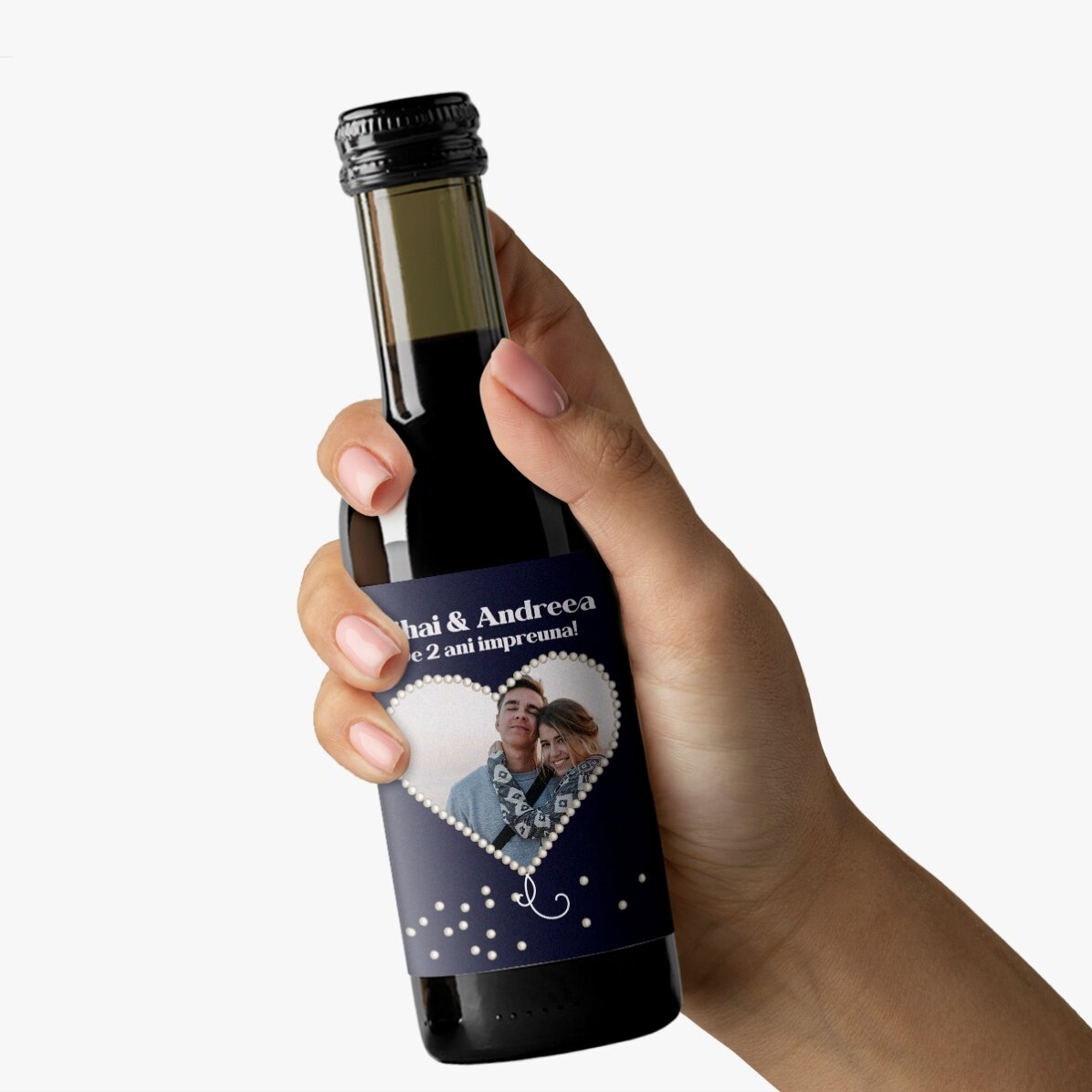 Personalisierte Mini-Weinflasche mit einem Foto in Form eines perlmuttfarbenen Herzens
