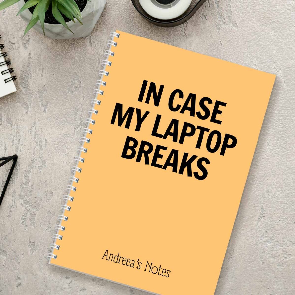 Personalisiertes Notizbuch mit Text – Broken Laptop
