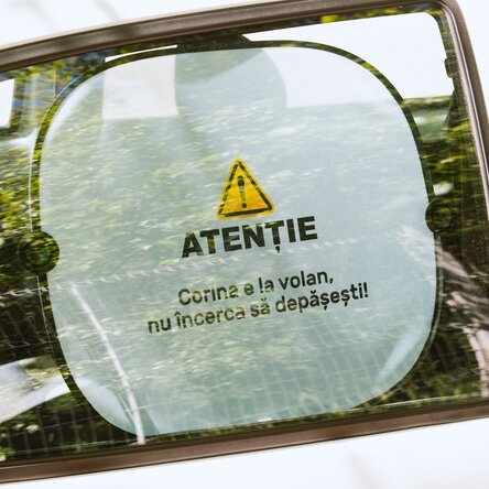 Individuell gestaltete Sonnenblende für das Auto mit Text – Achtung!