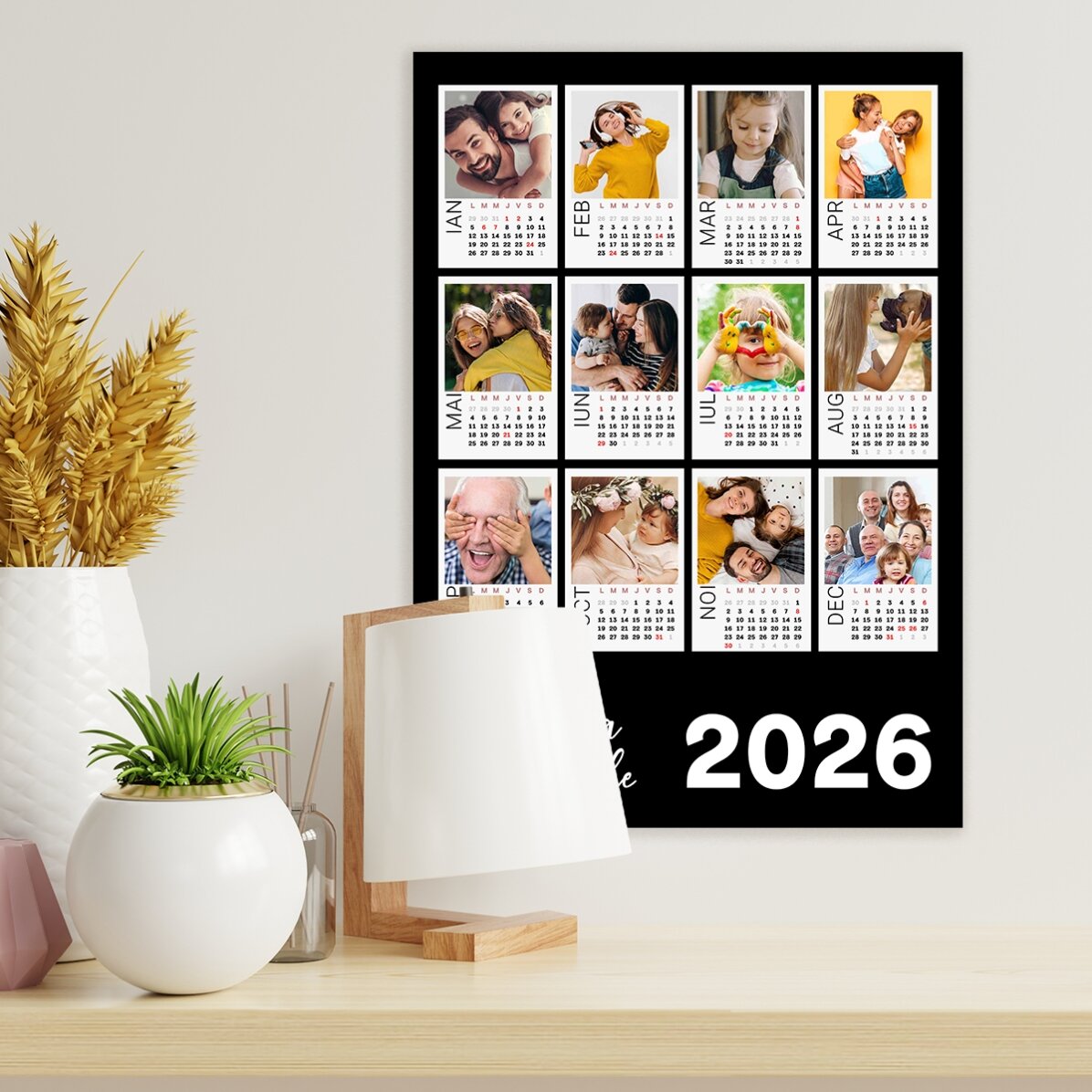 Individuell gestaltetes Kalenderposter mit 12 Polaroid-Fotos und farbigem Hintergrund