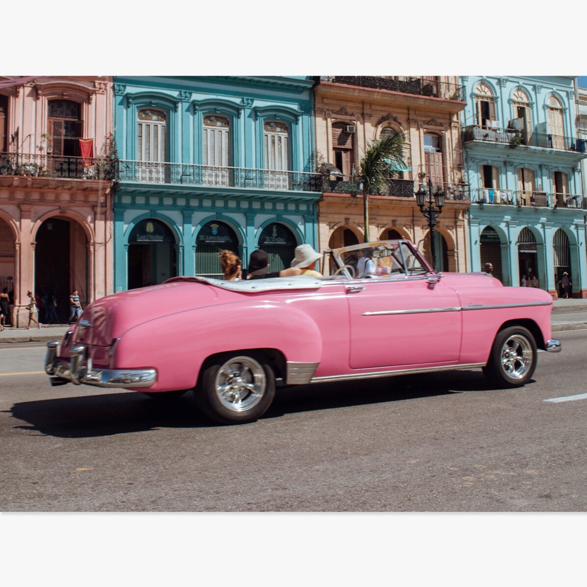 Poster: Ein rosa Oldtimer auf der Straße