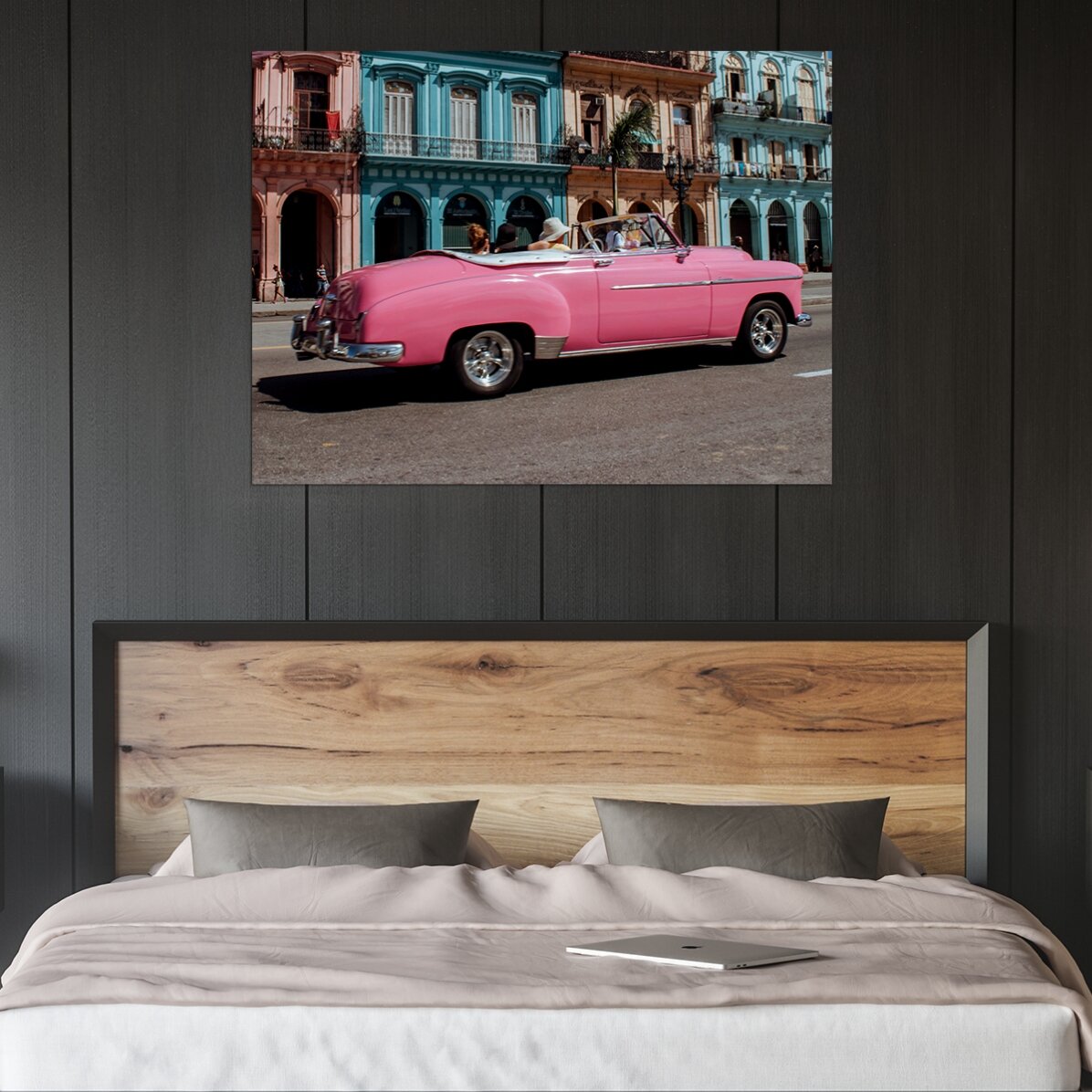 Poster: Ein rosa Oldtimer auf der Straße