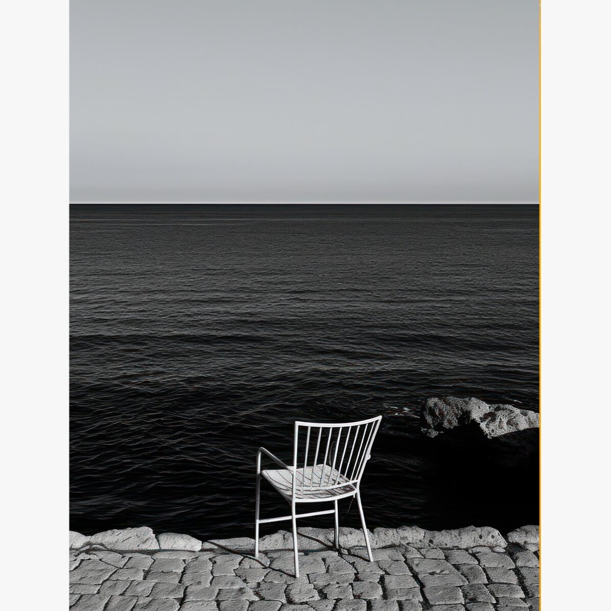Poster: Ein einsamer Stuhl am Meer