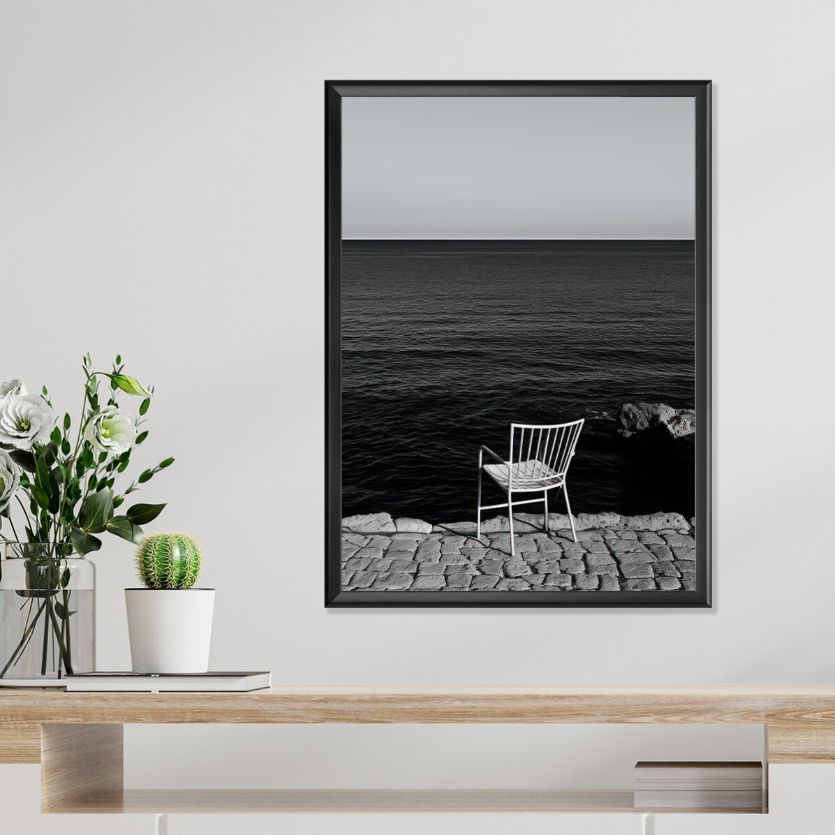 Poster: Ein einsamer Stuhl am Meer