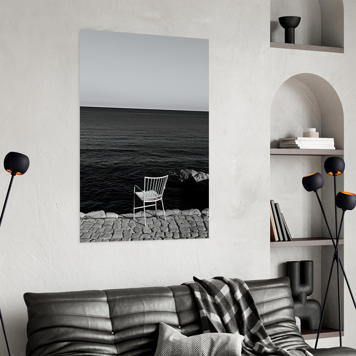 Poster: Ein einsamer Stuhl am Meer