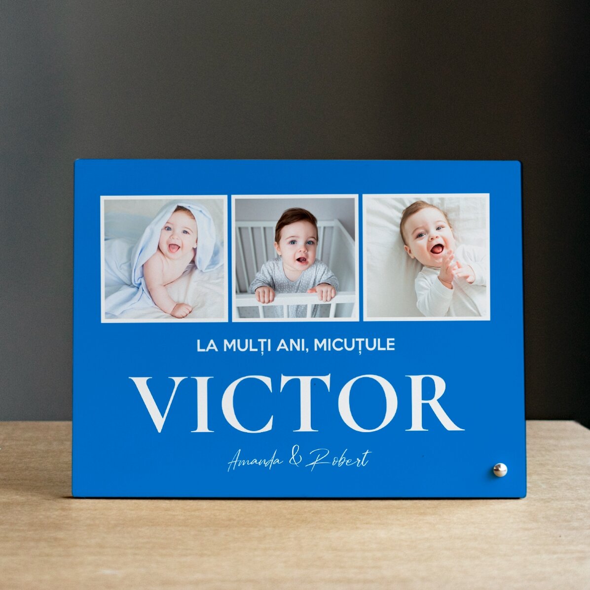 Personalisierter Fotorahmen für den Schreibtisch mit 3 Fotos und Text – With love