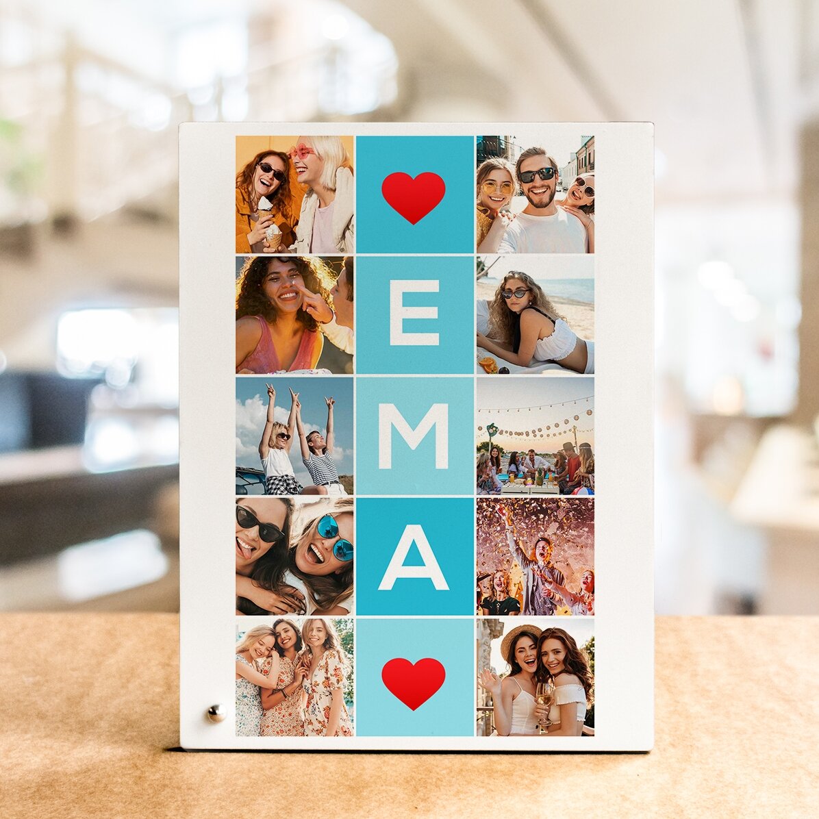 Personalisierter Fotorahmen für den Schreibtisch mit 10 Fotos und einem 5-Buchstaben-Namen in vertik