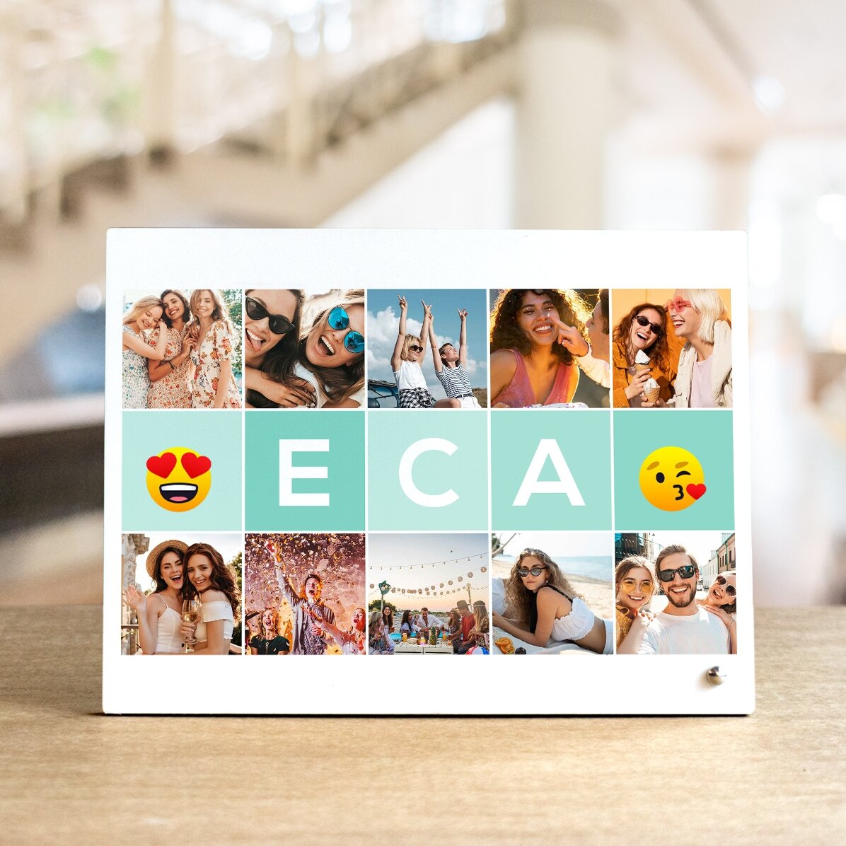 Personalisierter Fotorahmen für den Schreibtisch mit 10 Fotos und einem Namen aus 5 Buchstaben