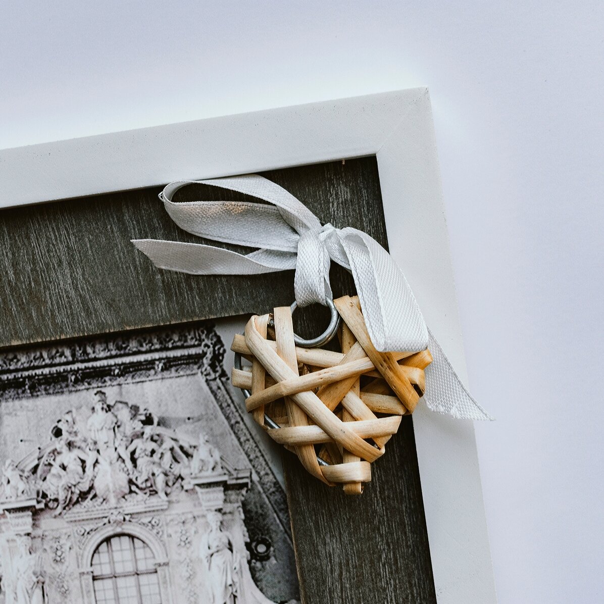 Fotorahmen mit Schleife und Herz aus Holz, 18,5 x 23,5 cm
