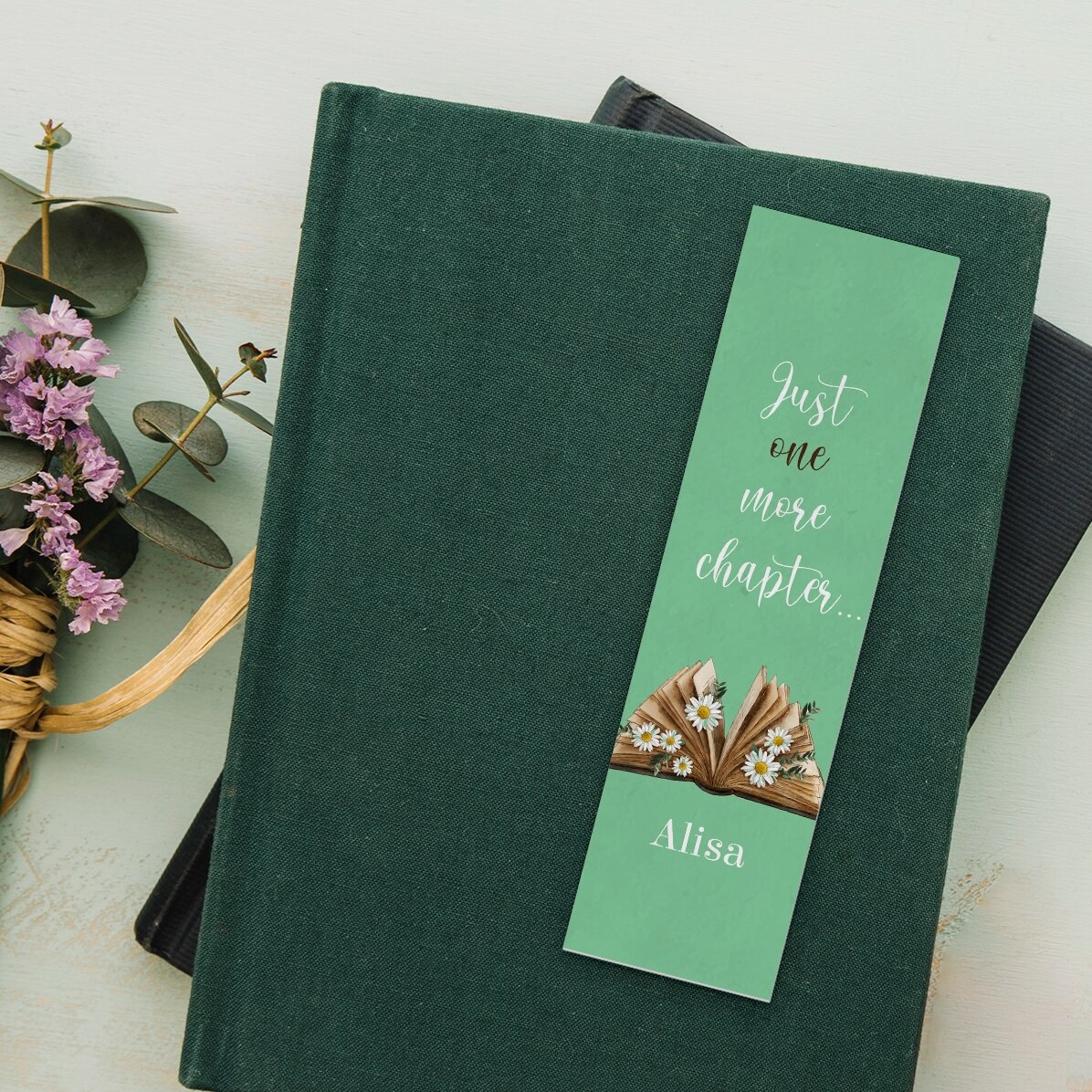 Personalisiertes Lesezeichen mit Text – „Just one more chapter“