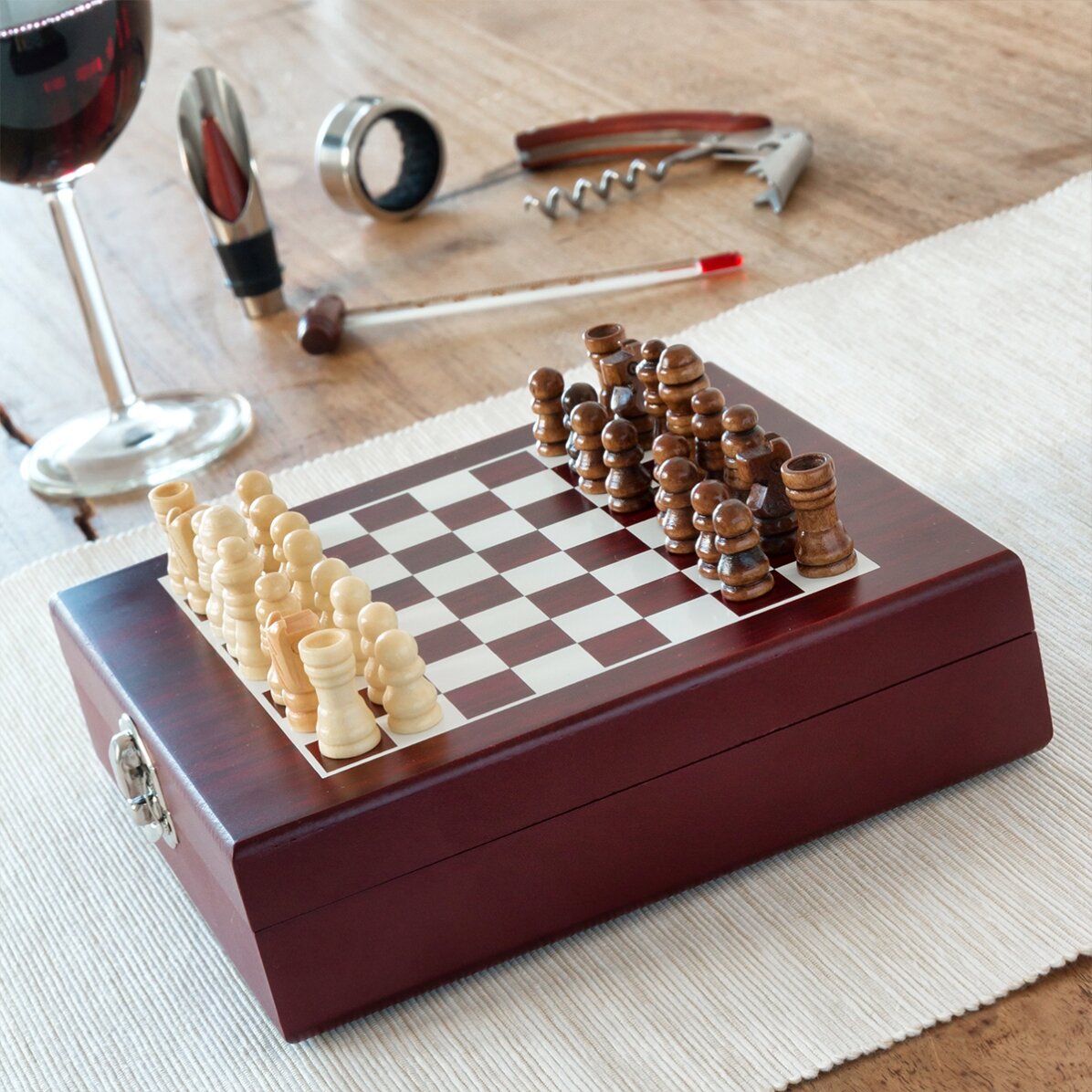 Schachspiel mit Weinaccessoires