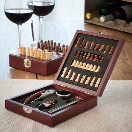 Schachspiel mit Weinaccessoires
