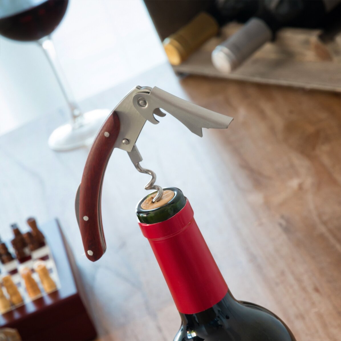 Schachspiel mit Weinaccessoires
