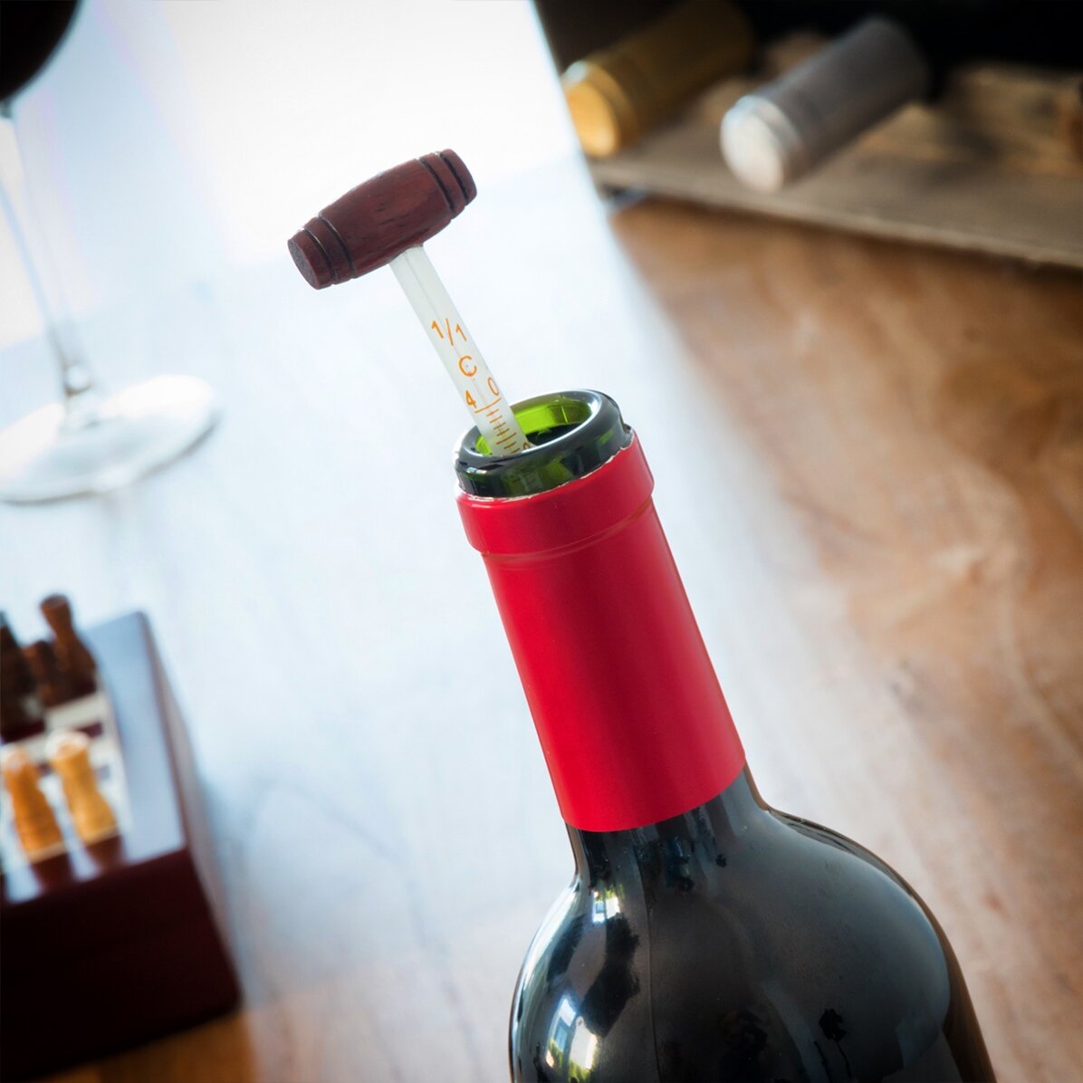 Schachspiel mit Weinaccessoires