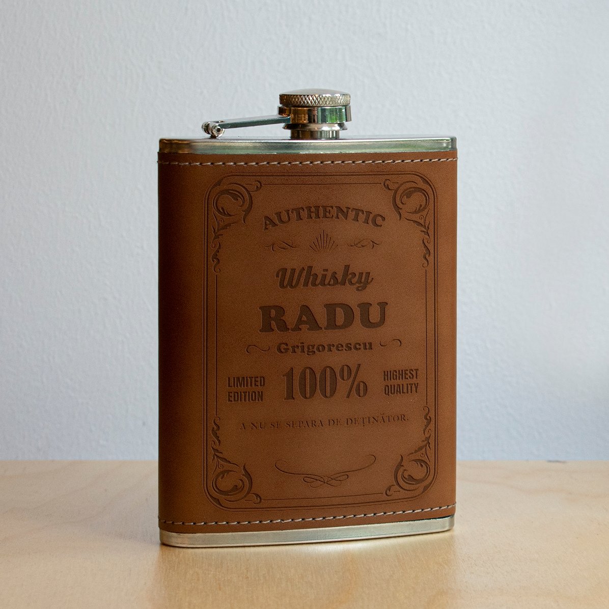 Personalisierte, mit Leder ummantelte Taschenflasche – Authentic Drink