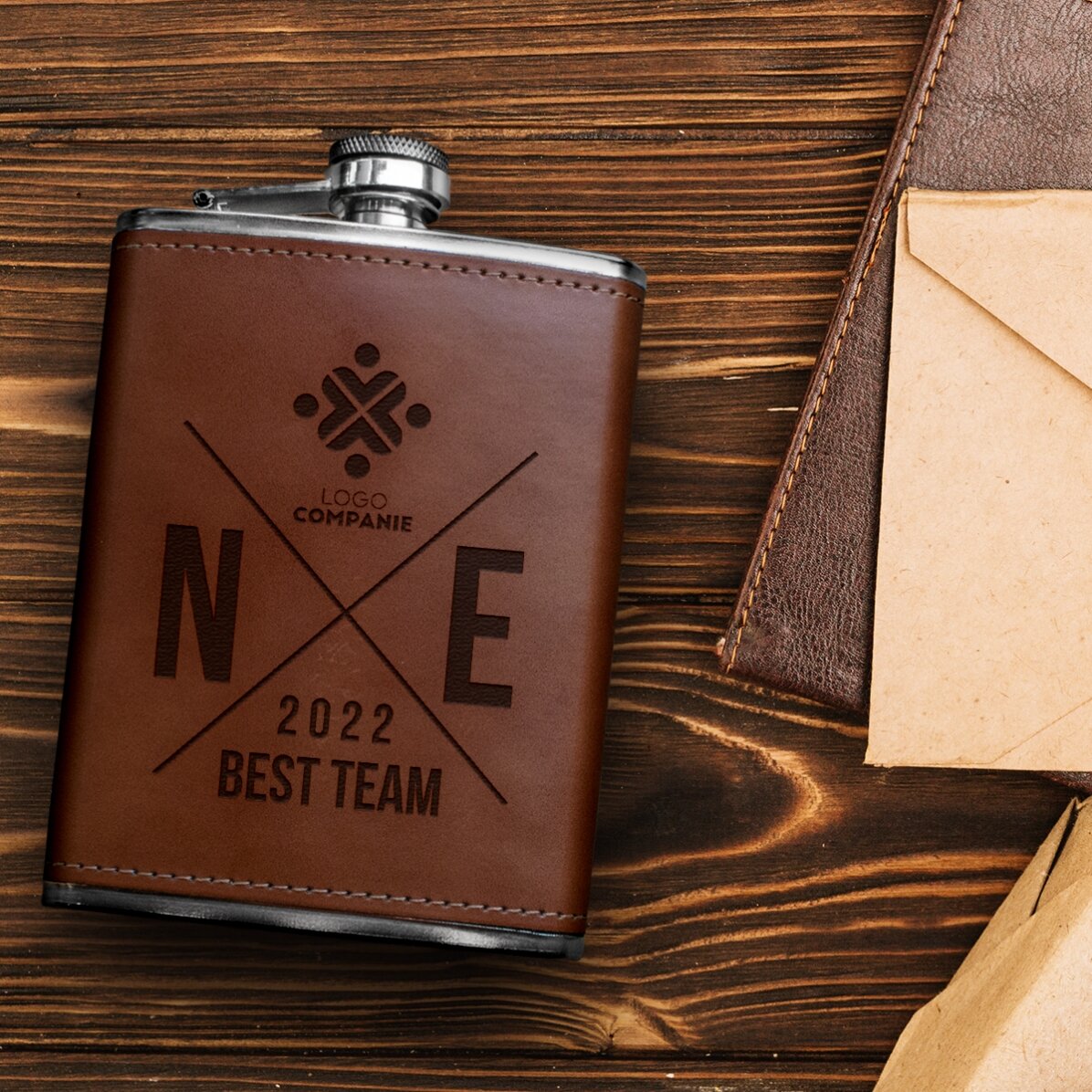 Mit Leder bezogene Taschenflasche, individuell mit Logo und Initialen versehen