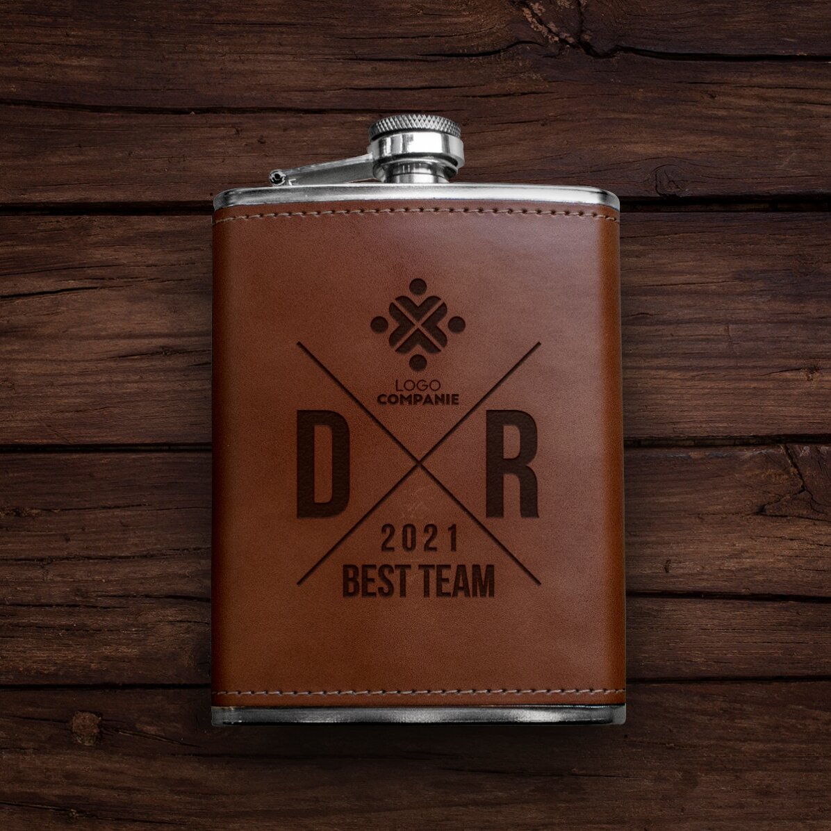 Mit Leder bezogene Taschenflasche, individuell mit Logo und Initialen versehen