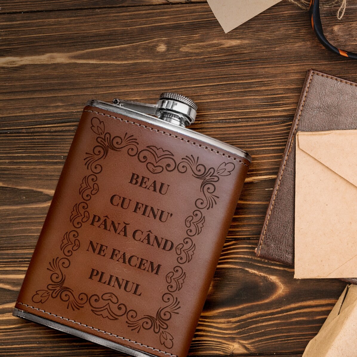 Personalisierte, mit Leder bezogene Taschenflasche mit individueller Botschaft – Elegant