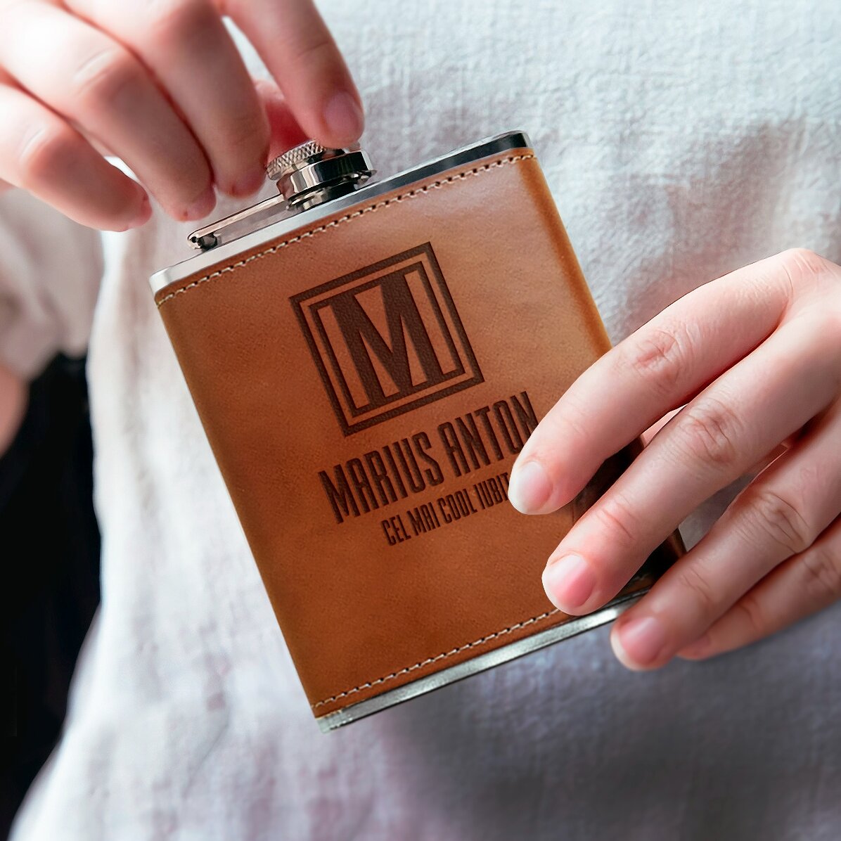 Personalisierte, mit Leder bezogene Taschenflasche mit Botschaft und Monogramm – Monogram