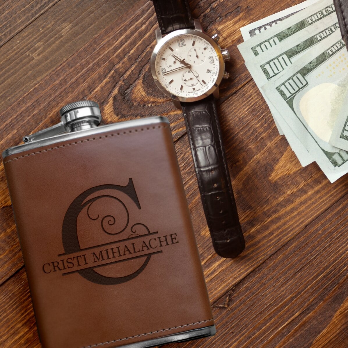 Taschenflasche mit Lederbezug, personalisiert mit Monogramm und Namen