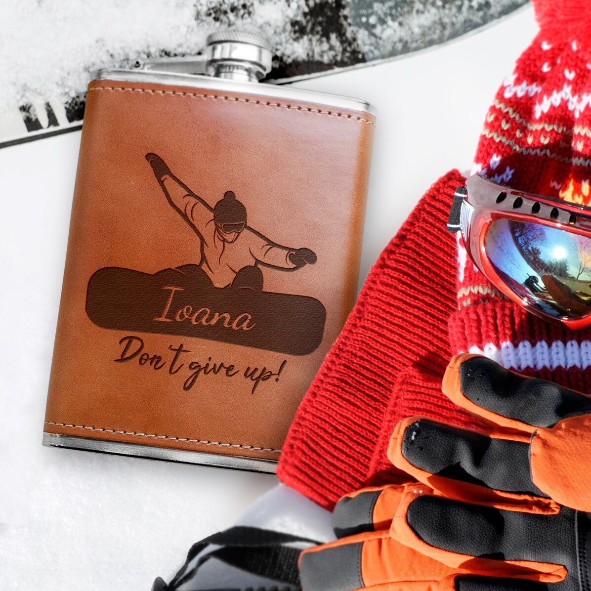 Mit Leder ummantelte Taschenflasche, individuell mit Namen und Botschaft gestaltet – Snowboard