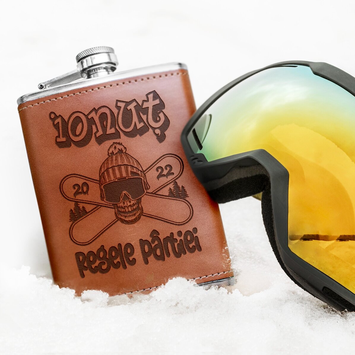 Mit Leder ummantelte Taschenflasche, individuell mit Namen bedruckt – Skull Snowboard