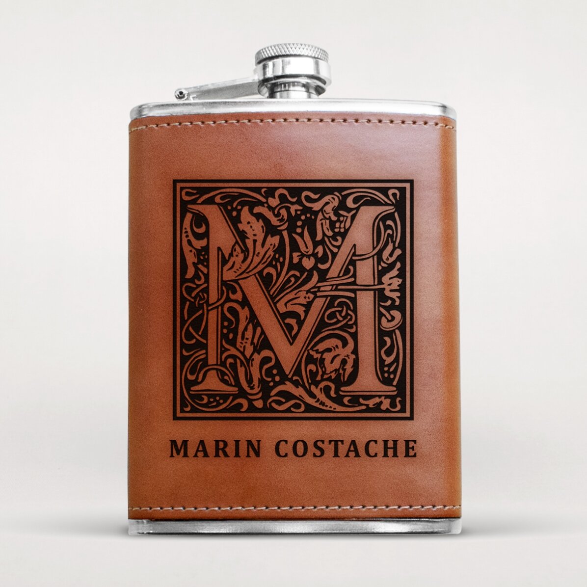 Personalisierte, mit Leder bezogene Taschenflasche mit Text – Monogramm und Name