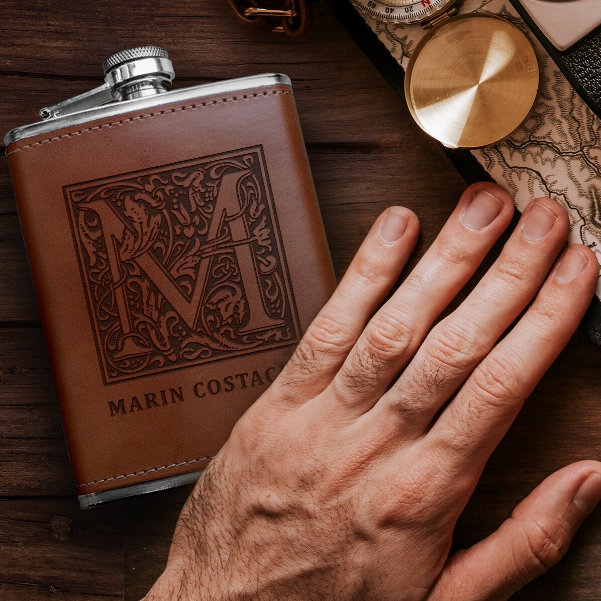 Personalisierte, mit Leder bezogene Taschenflasche mit Text – Monogramm und Name