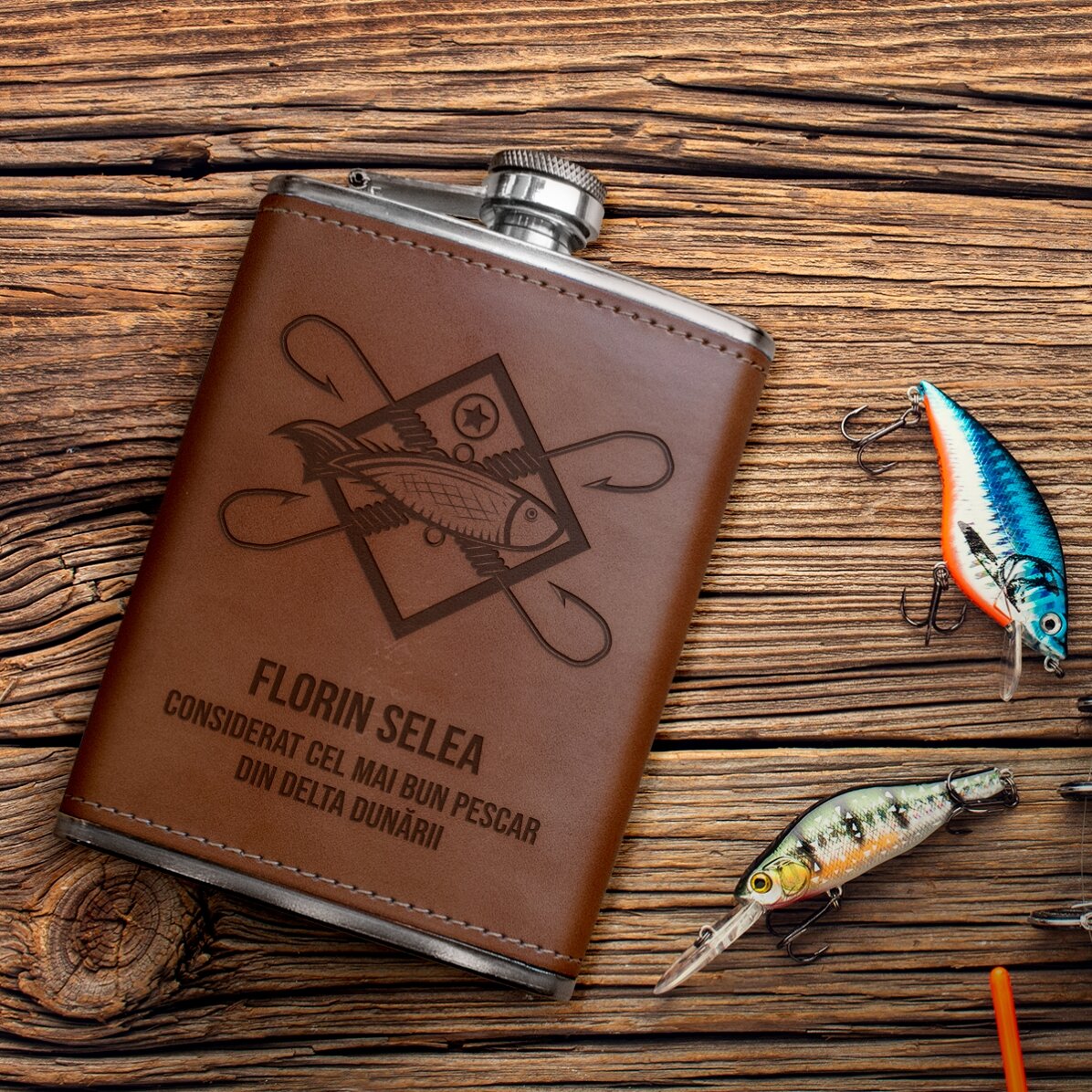 Mit Leder ummantelte Taschenflasche, individuell mit einem Text für Angler bedruckt