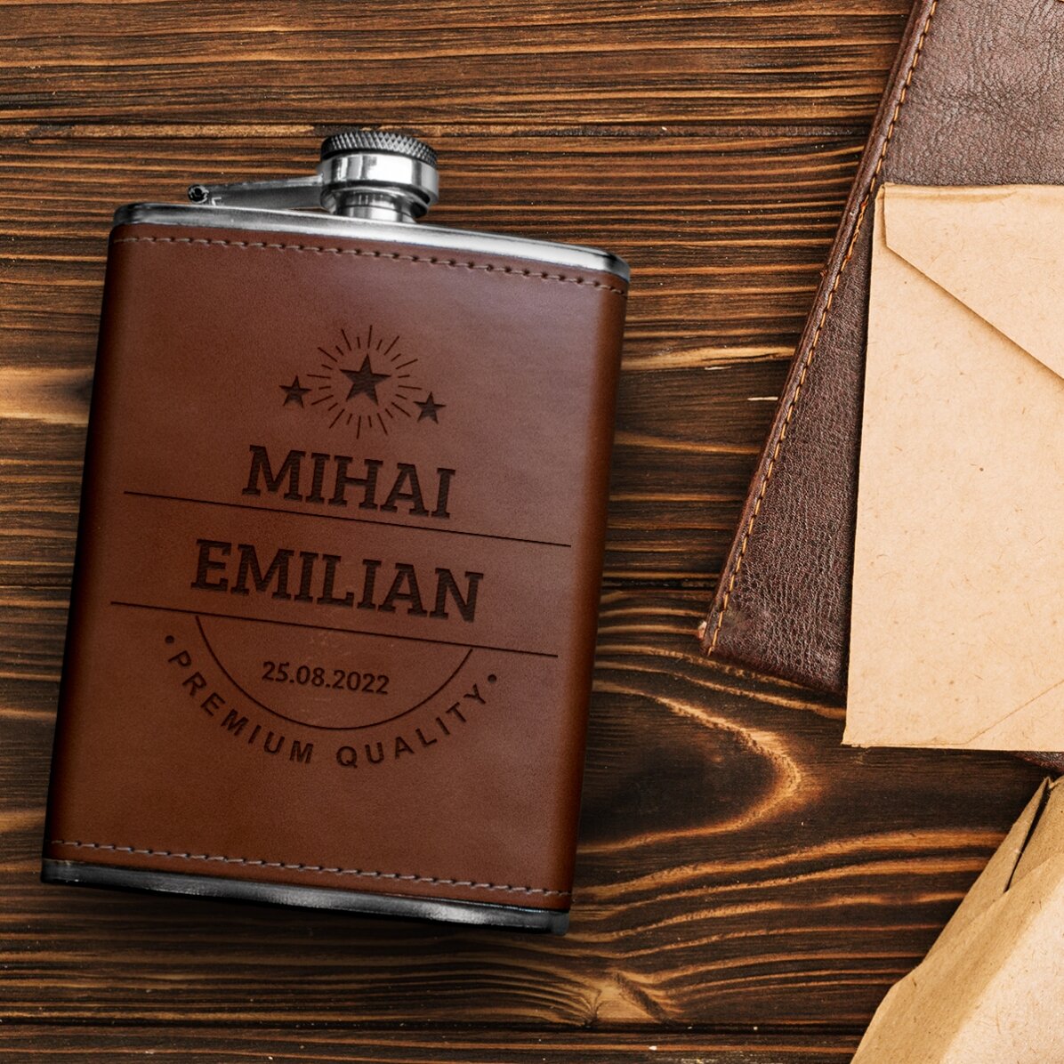 Personalisierte, mit Leder ummantelte Taschenflasche mit Namen