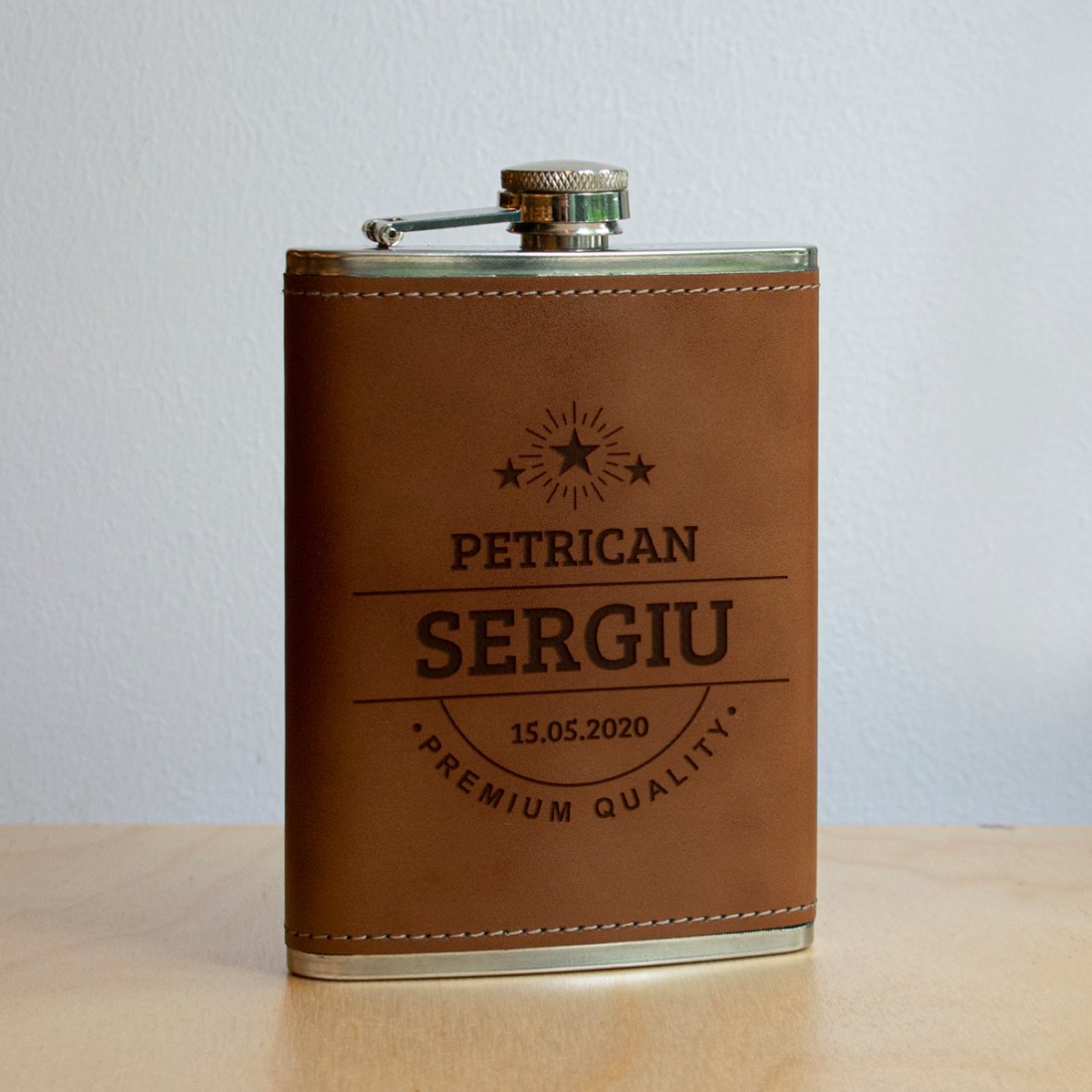 Personalisierte, mit Leder ummantelte Taschenflasche mit Namen