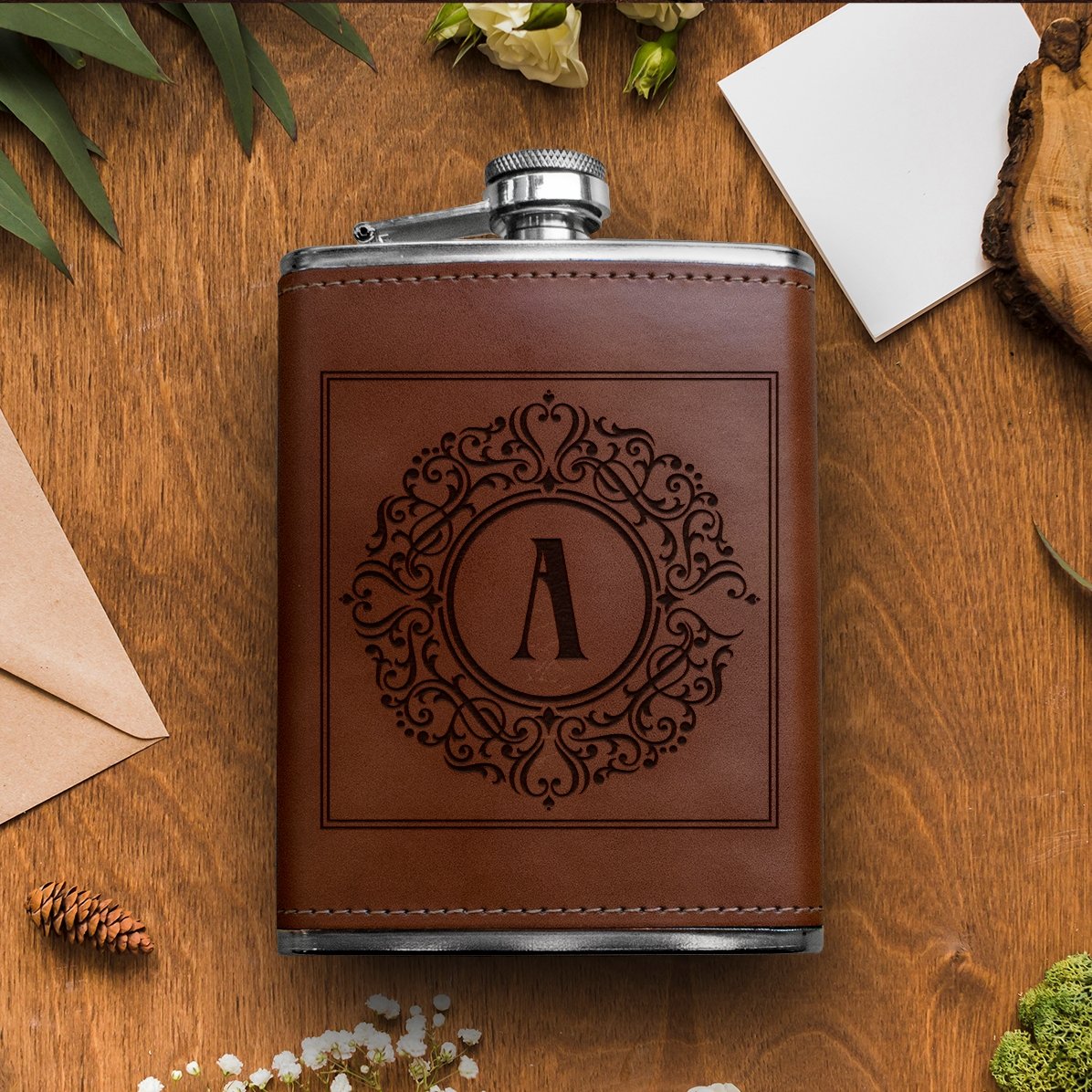 Personalisierte, mit Leder ummantelte Taschenflasche – Elegant Monogram