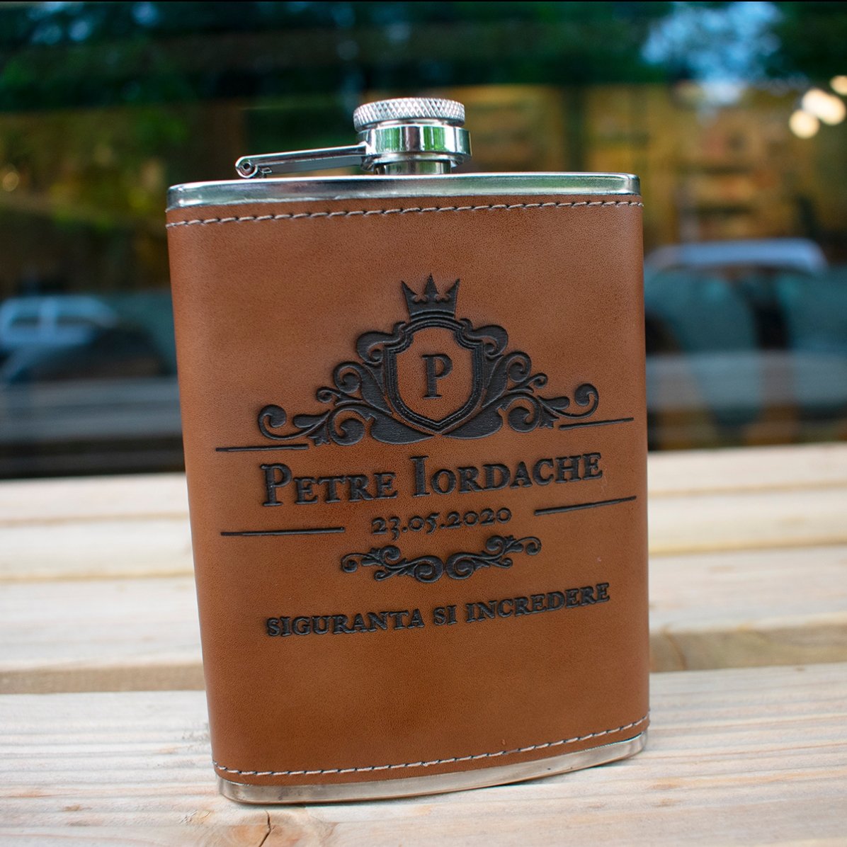Personalisierte, mit Leder ummantelte Taschenflasche – Excellence