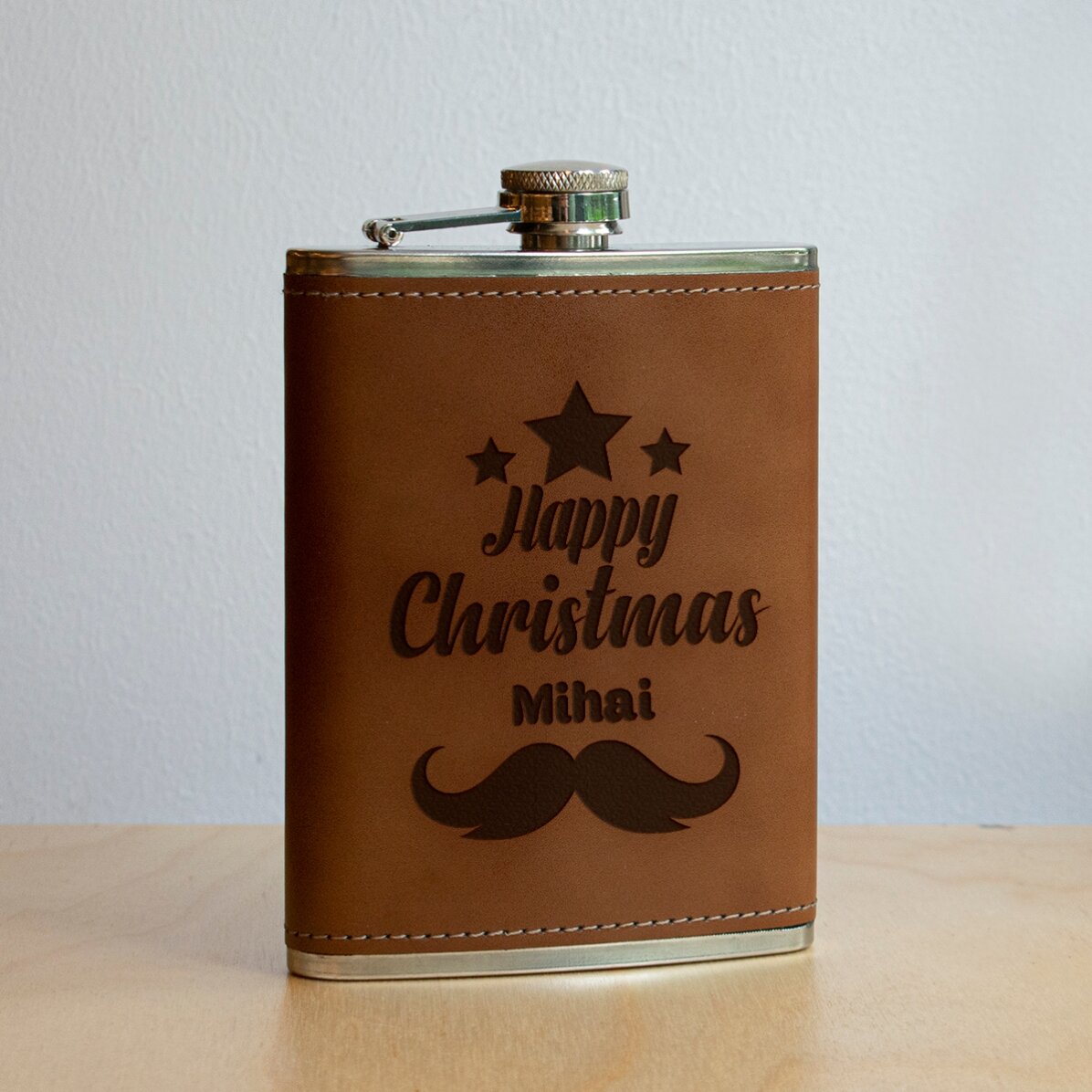 Personalisierte, mit Leder ummantelte Taschenflasche – Happy Christmas