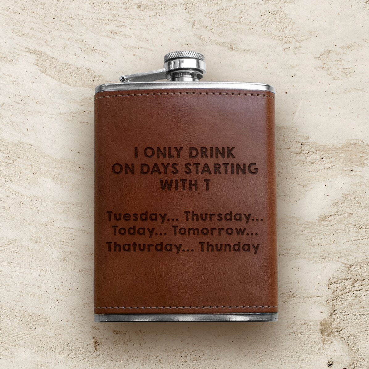 Personalisierte, mit Leder ummantelte Taschenflasche – I only drink...
