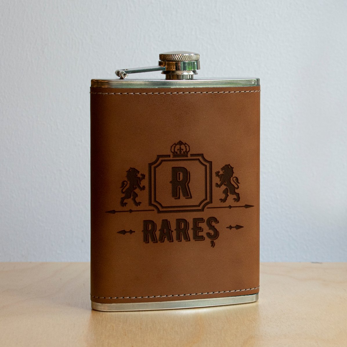Personalisierte, mit Leder ummantelte Taschenflasche – König der Löwen